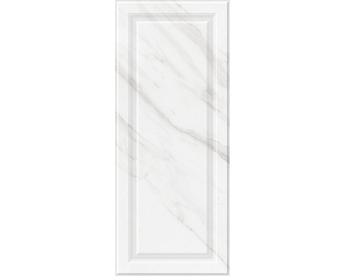 Scarlett white wall 02