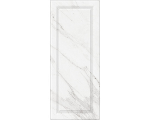 Scarlett white wall 02
